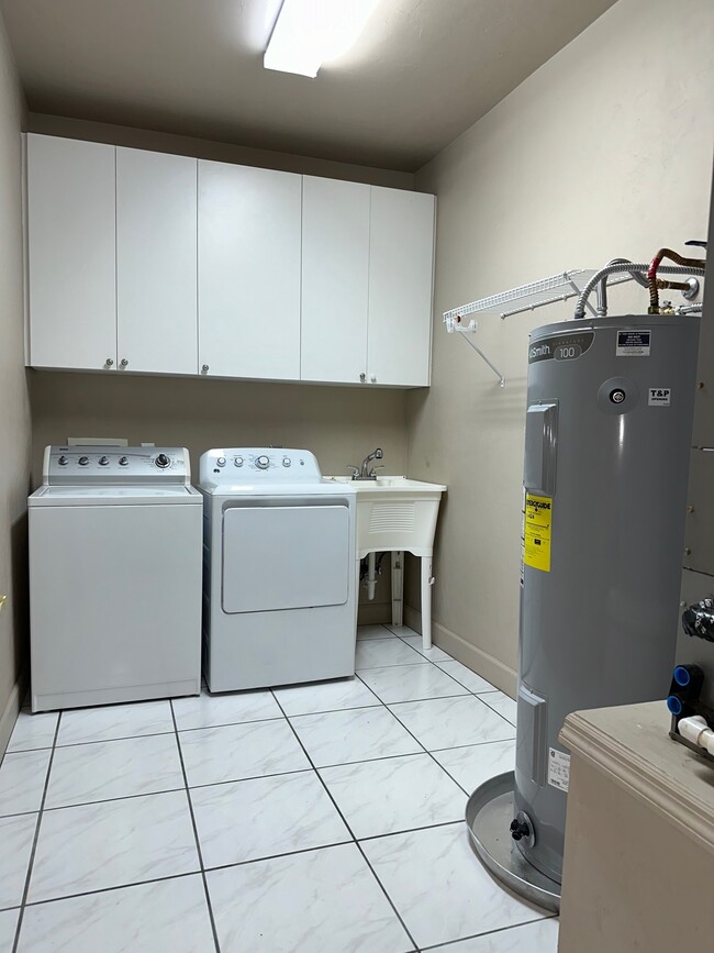 Building Photo - 10947 Palmetto Blvd