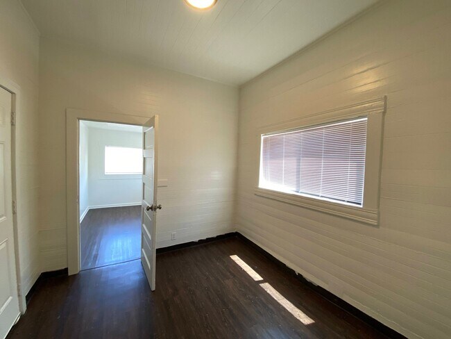 Building Photo - One Bed, One Bath Apartment Located Downtown