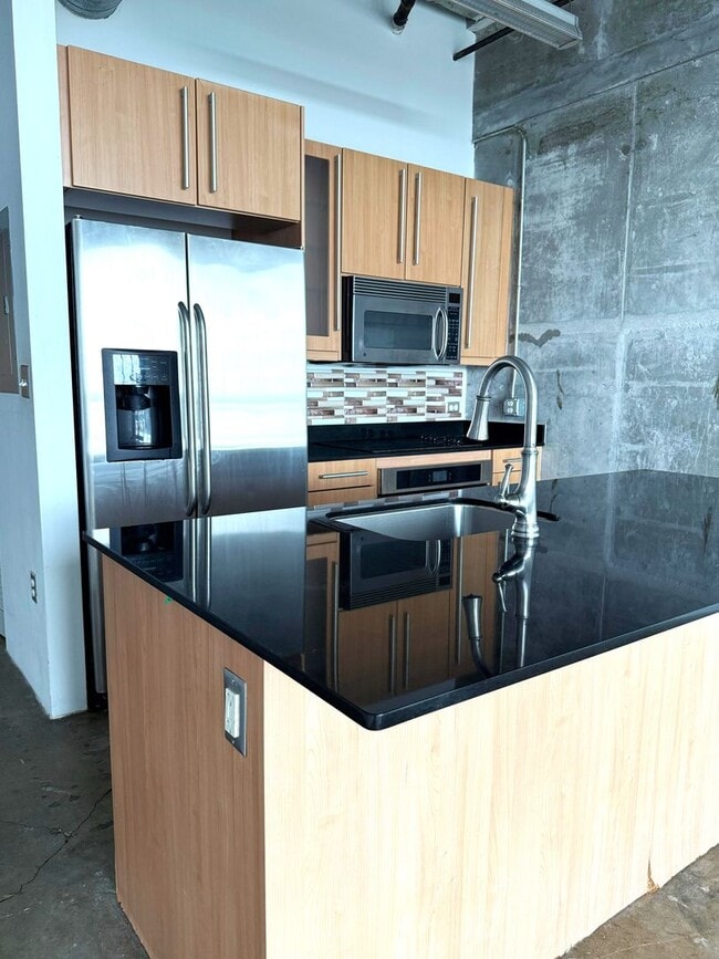 Building Photo - STUDIO LOFT