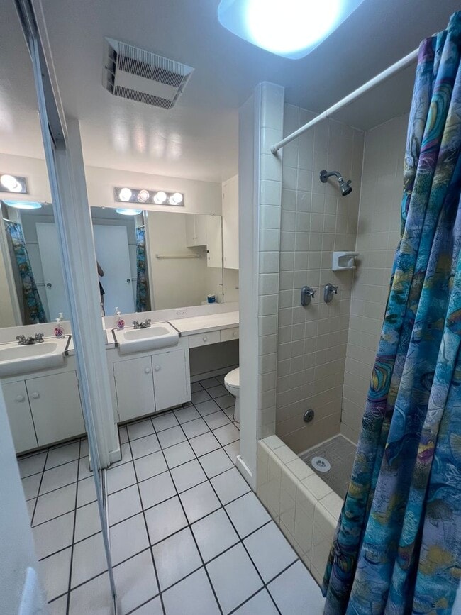 Building Photo - 1 bedroom, 1 bath, 1 covered parking!