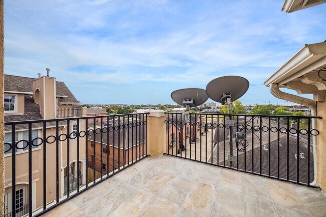 Building Photo - 5629 Dolores St