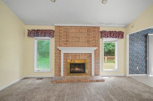 Building Photo - 456 Essex Dr