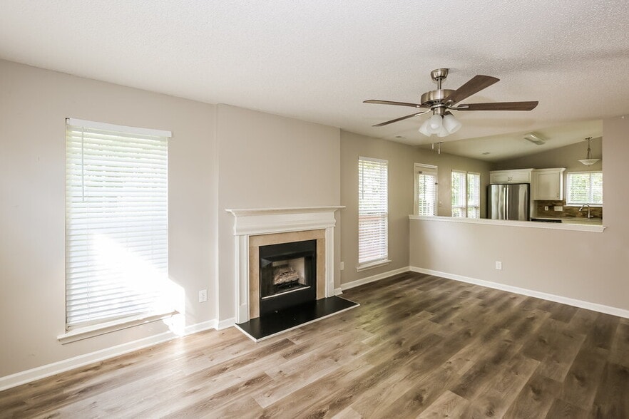 Building Photo - 137 Lantana Dr