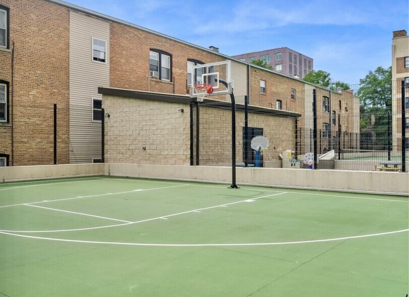 Building Photo - 3930 N Pine Grove Ave
