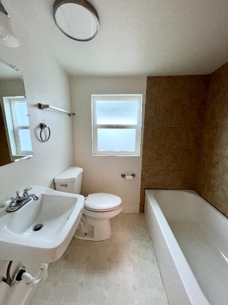 Building Photo - Nice two bedroom duplex!