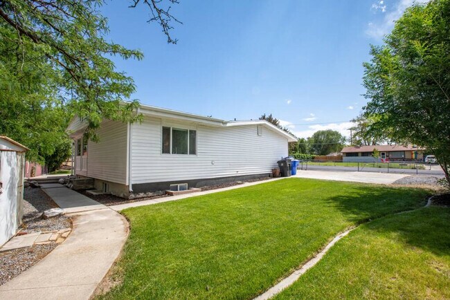 Building Photo - 9949 E Sego Lily Dr