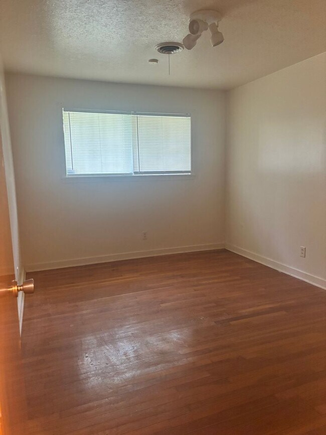 Building Photo - 1022 Garden Park Dr