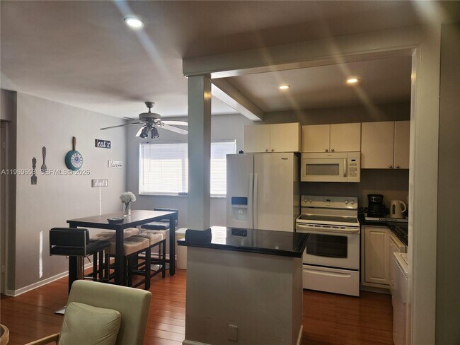 Building Photo - 3050 NE 5th Terrace