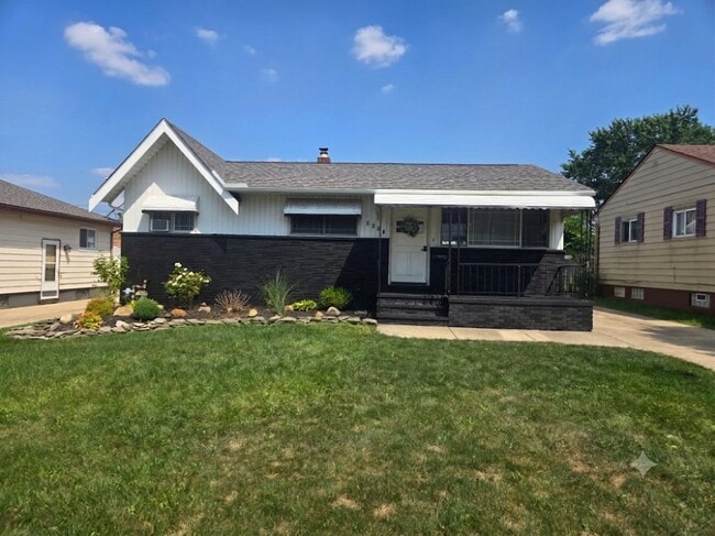 Building Photo - 6455 Almont Dr