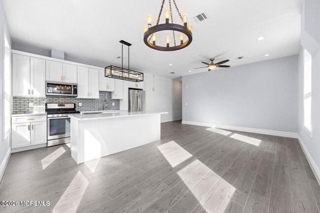 Building Photo - 160 Monmouth St