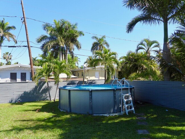 Building Photo - 715 Hollywood Blvd