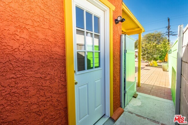 Building Photo - 6445 Tujunga Ave