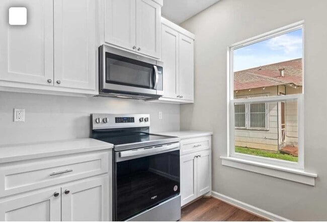 Building Photo - 423 S Wyandotte Ave