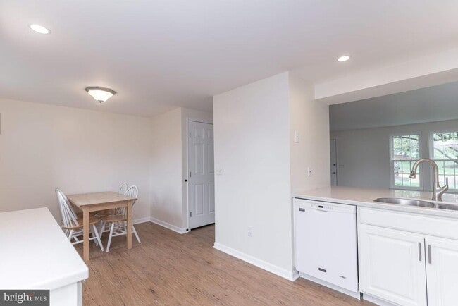 Building Photo - 310 Sedgwick Ct