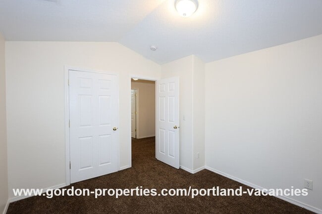 Building Photo - SE 73rd Ave - 3 bedroom townhouse in Mt Scott-Arleta neighborhood