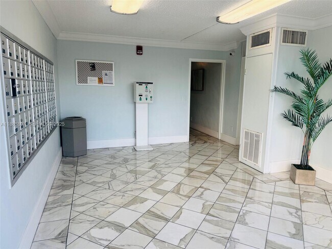 Building Photo - 2000 NE 135th St