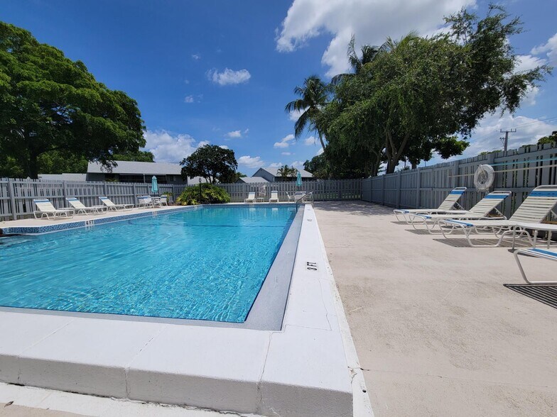 Building Photo - 940 Rainberry Lake Dr