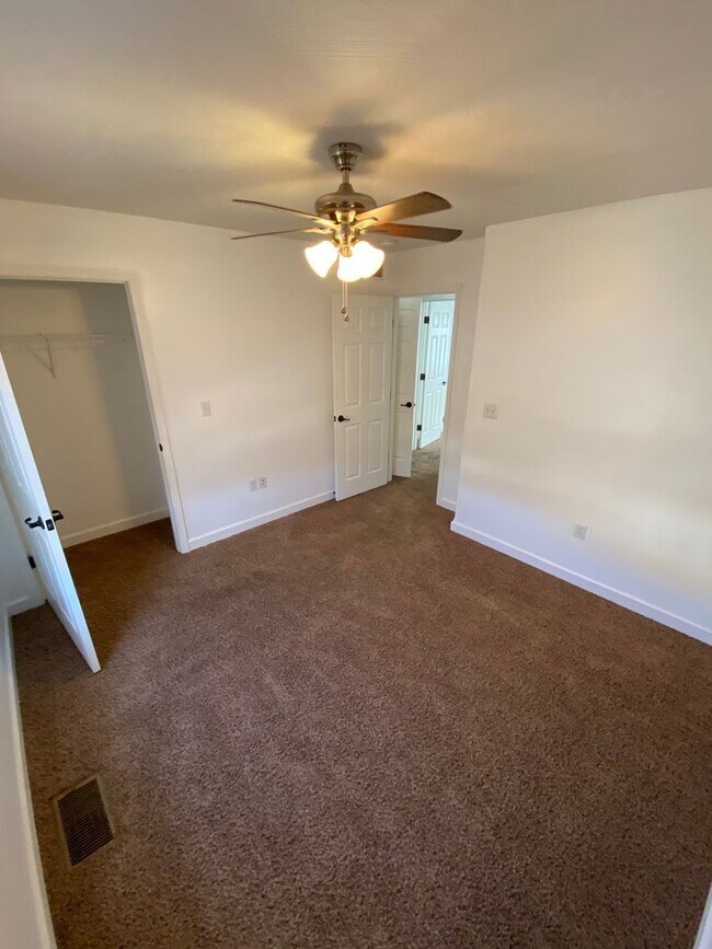 Building Photo - Beautiful 4 Bedroom, 3 Bathroom Split Leve...