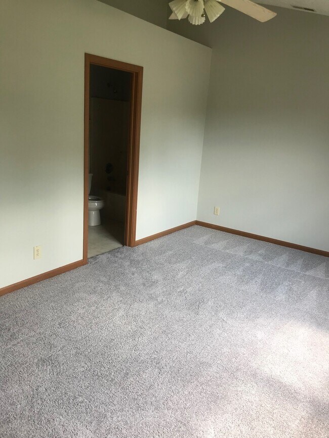 Building Photo - 116 Triple Jay Dr