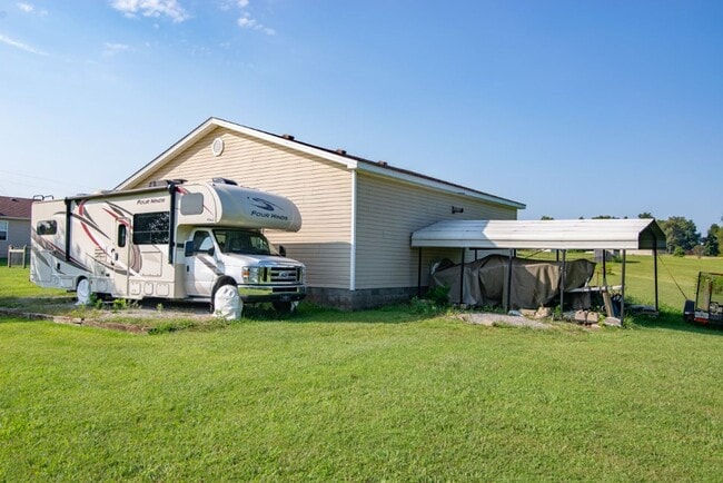 Building Photo - 650 Farmington Dr