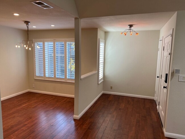 Building Photo - Palo Alto -Updated 3 Bedroom Condo In A Highly Sought After Neighborhood