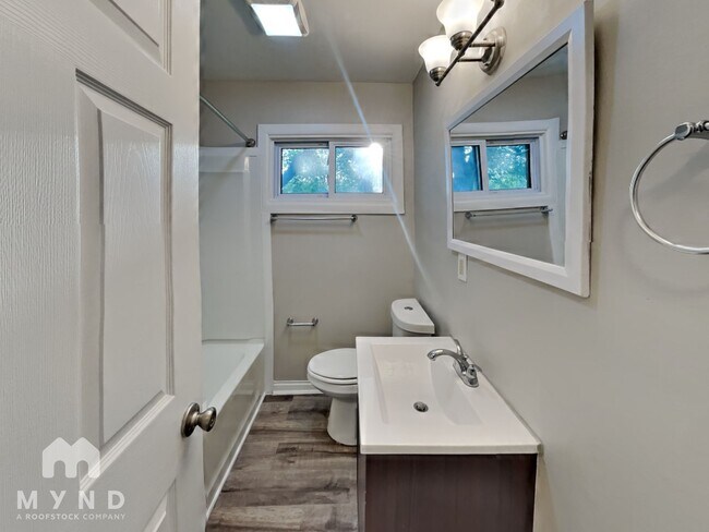 Building Photo - 3102 Elmhurst Dr