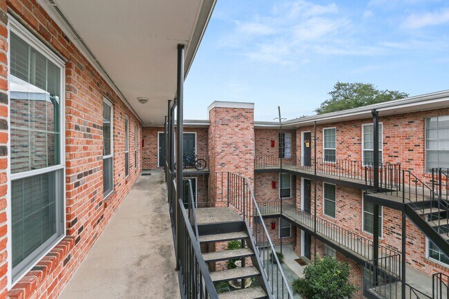 Building Photo - Gated Condo steps from Maple Street & St Charles!