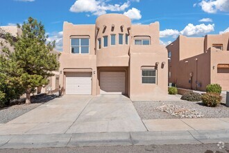 Building Photo - Beautiful Modern Home in Northeast Heights