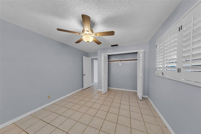 Building Photo - 608 NE 21st Ct