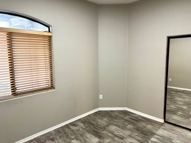 Building Photo - Gorgeous 2 bedroom / 2 bath condo in The E...