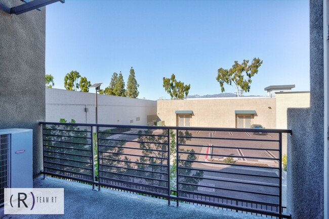 Building Photo - TRI-LEVEL TOWNHOME IN ELEMENTS OF ROSEMEAD!