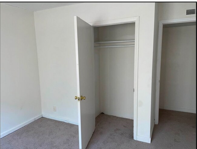 Building Photo - Spacious, affordable two bedroom townhouse just minutes from shopping and dining in Gastonia!