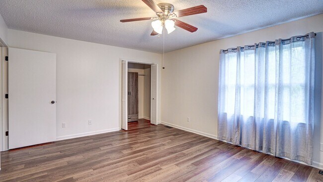 Building Photo - 2 Bdrm / 1.5 Bath Townhouse in Johnson City - Near ETSU, JCMC & VA