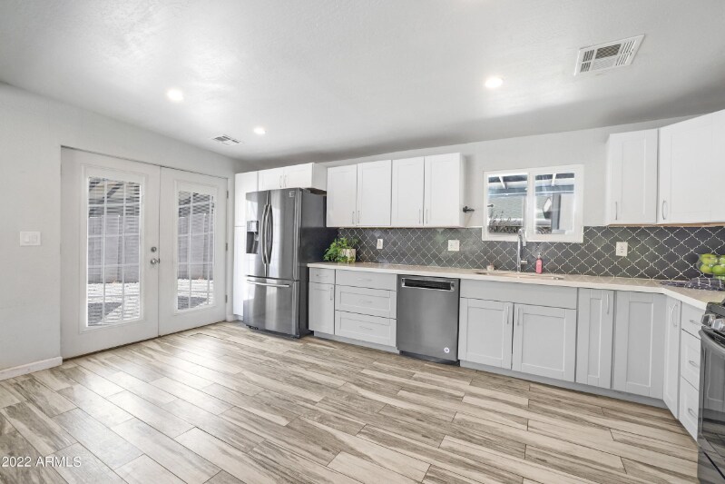 Building Photo - 1319 E Orangewood Ave