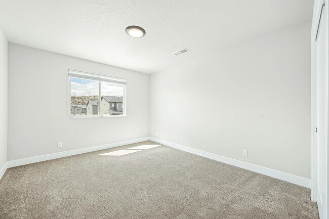 Building Photo - 3983 Razor Dr