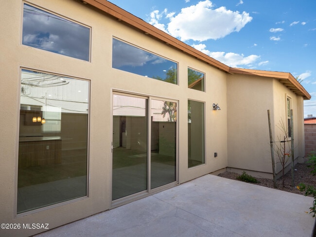 Building Photo - 1616 E Hedrick Dr