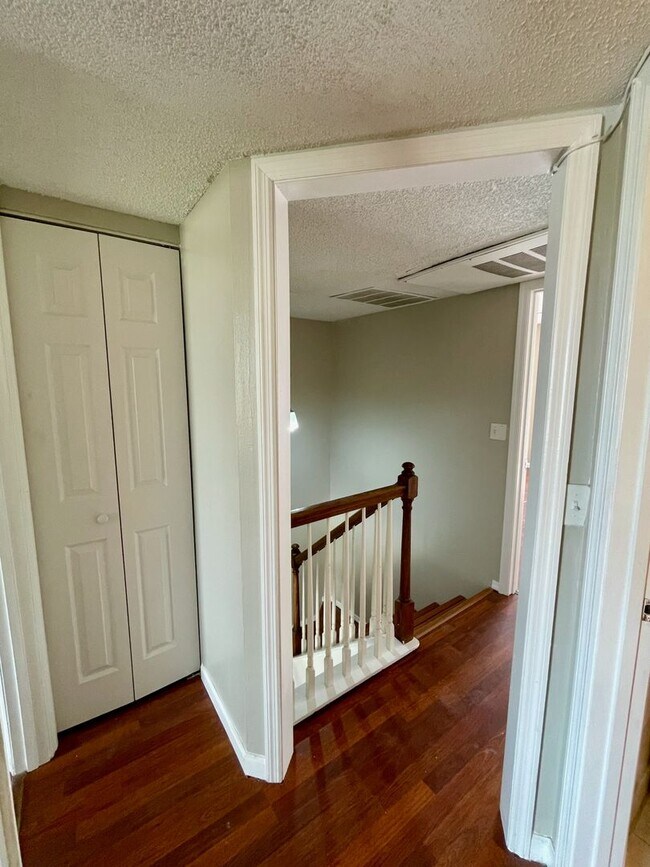 Building Photo - Charming 3-Bedroom, 2.5-Bath Townhome in Village Square Condominiums