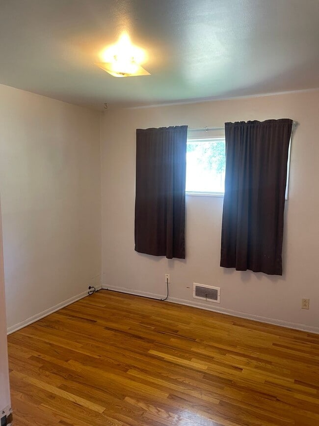 Building Photo - Ranch style home for rent very close to An...