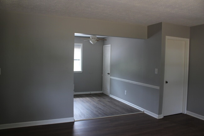 Building Photo - 1499 Thames Dr