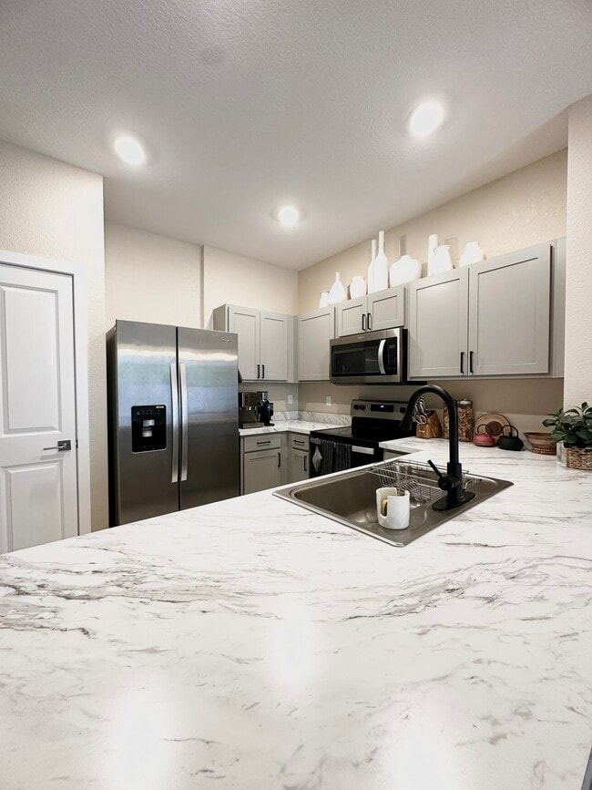 Building Photo - 69 Bandol St