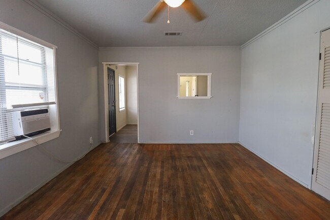 Building Photo - 1 Bed 1 Bath Duplex - Move-in Ready! Accepting Section 8