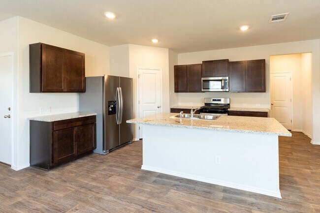 Building Photo - Like New Home, Tons of Space!!!