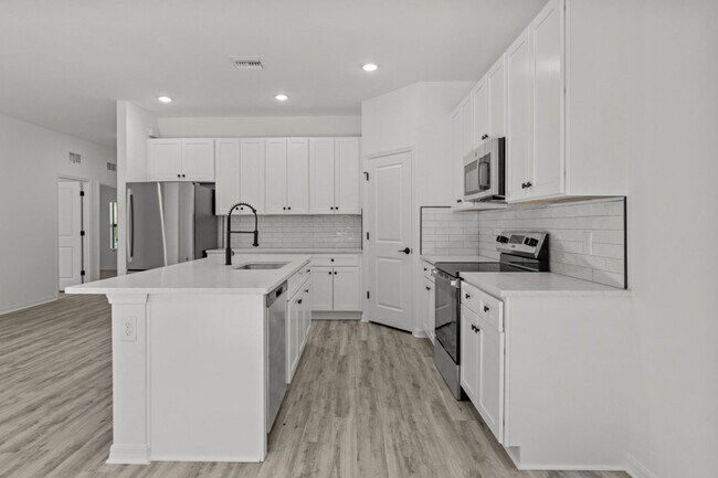 Building Photo - 548 Knapp St