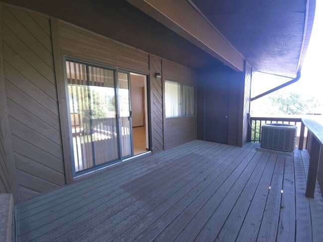 Building Photo - 525 Manhattan Dr