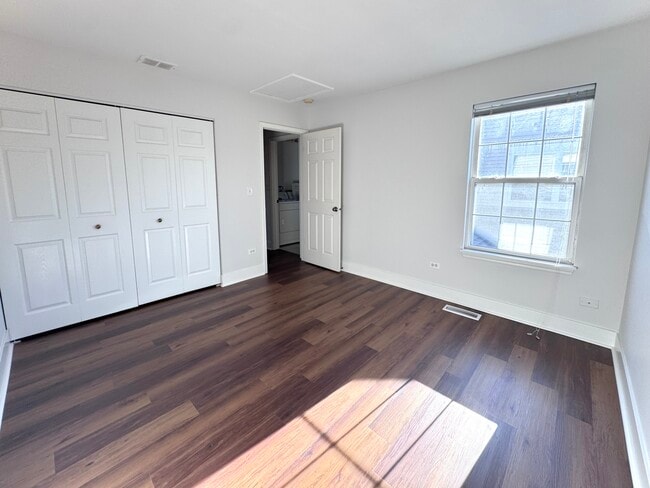 Building Photo - 2406 Sheehan Dr