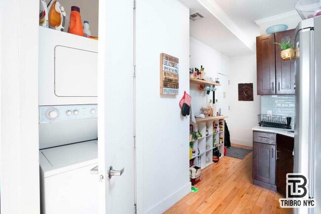 Building Photo - 3 bedroom in ASTORIA NY 11105