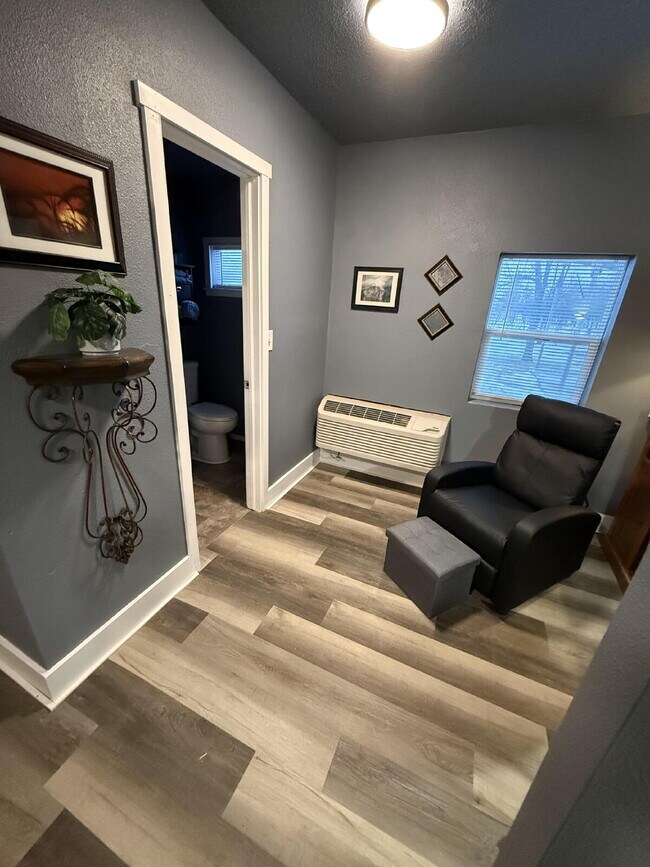 Building Photo - 208 6th Ave SW