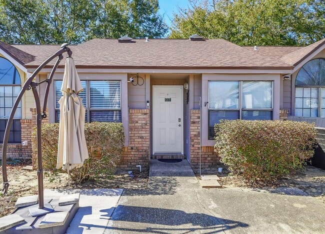 Primary Photo - 8 Viking Dr NW