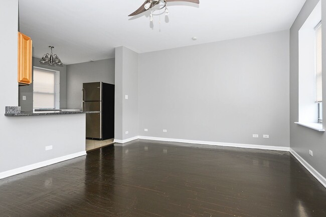 Building Photo - Spacious 2 Bedroom in South Shore!