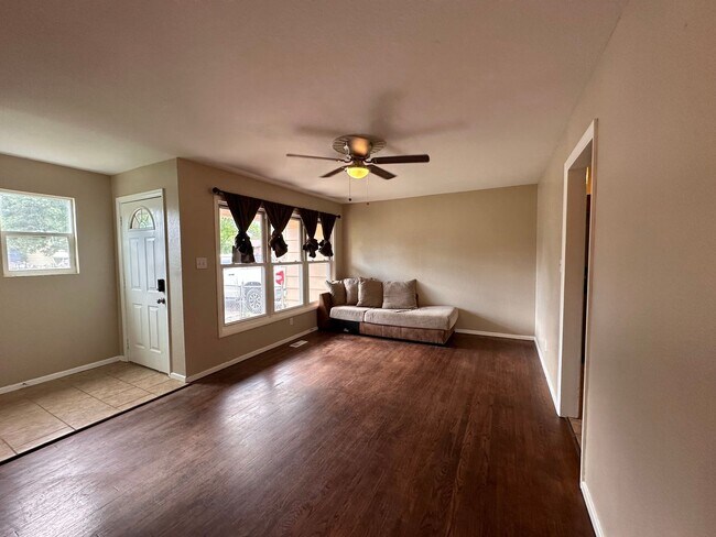 Building Photo - Main Level Living